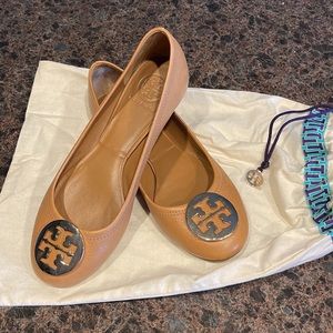 Tory Burch Claire Ballet Flat. Tan caramel leather with logo medallion. Size 7.5